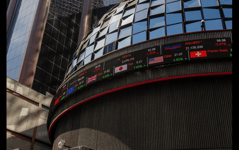 En la jornada, el peso se apreció un 0.06% frente al dólar, al cotizar a 16.89 unidades por billete verde, luego de los 16.89 en la jornada previa, según datos del Banco de México. NTX / ARCHIVO