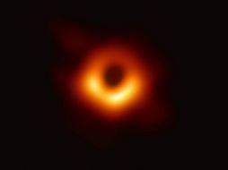 Imagen de un anillo con una mitad más luminosa que la otra que corresponde al agujero negro supermasivo ubicado en el centro de la galaxia M87, a 53,3 millones de años luz de la Tierra, facilitada por el Telescopio del Horizonte de Sucesos (EHT). EFE/ Event Horizon Telescope Collaboration.