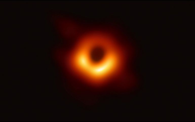 Imagen de un anillo con una mitad más luminosa que la otra que corresponde al agujero negro supermasivo ubicado en el centro de la galaxia M87, a 53,3 millones de años luz de la Tierra, facilitada por el Telescopio del Horizonte de Sucesos (EHT). EFE/ Event Horizon Telescope Collaboration.