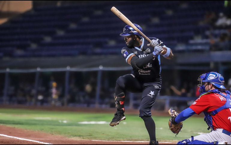 Dwight Smith Jr. sacó se voló la cerca en la quinta entrada para iniciar la remontada de los Charros. CORTESÍA/Charros de Jalisco