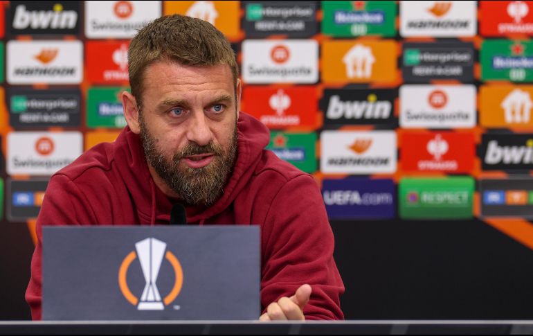 Daniele De Rossi, entrenador de la Roma, enfrenta una misión casi imposible para tratar de meterse a la final de la Europa League. EFE/C. Neundorf