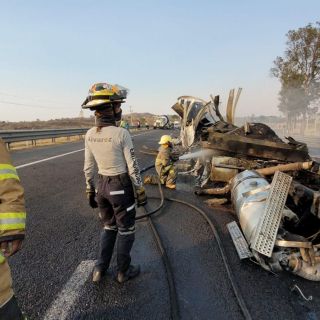 Choca y se incendia tráiler en la Autopista a Lagos