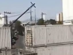 El tren que pasa sobre las vías de la calle Inglaterra derribó 6 postes a su paso por el cruce de la calle Quetzal, en la colonia Moderna de Guadalajara. 