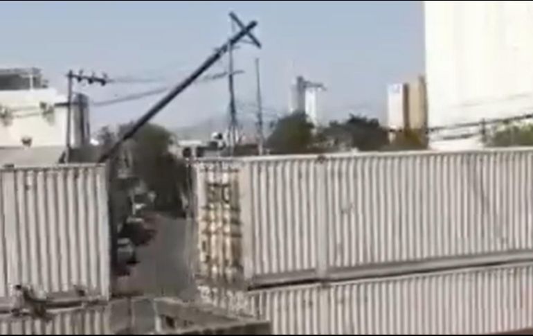 El tren que pasa sobre las vías de la calle Inglaterra derribó 6 postes a su paso por el cruce de la calle Quetzal, en la colonia Moderna de Guadalajara. 