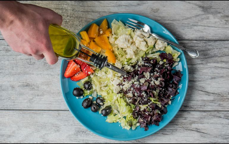 De acuerdo con estudios científicos, reemplazar una cucharadita de margarina o mayonesa con aceite de oliva tiene beneficios significativos para la salud cerebral a largo plazo. UNSPLASH/ Jessica Lewis thepaintedsquare