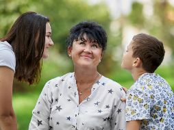 Es un fácil hacer feliz a mamá, solo debes prestarle atención para descubrir lo que le gusta y lo que no, muchas veces el dinero no es necesario. UNSPLASH/Some Tale