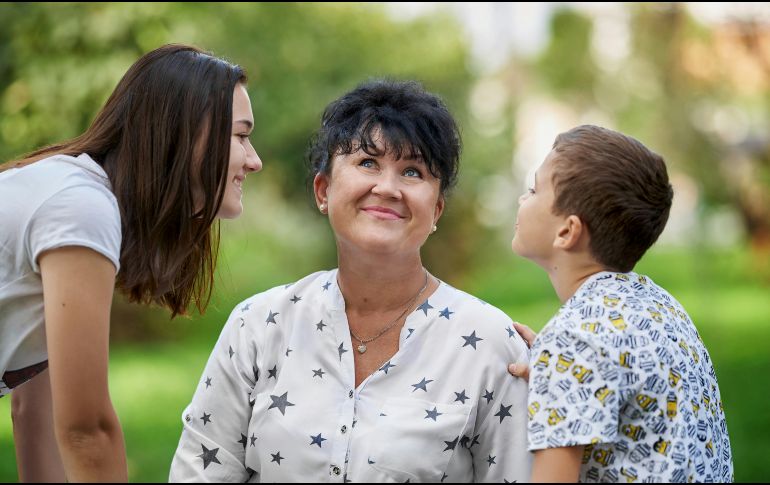 Es un fácil hacer feliz a mamá, solo debes prestarle atención para descubrir lo que le gusta y lo que no, muchas veces el dinero no es necesario. UNSPLASH/Some Tale