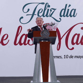 López Obrador celebra el Día de las Madres con serenata en la mañanera