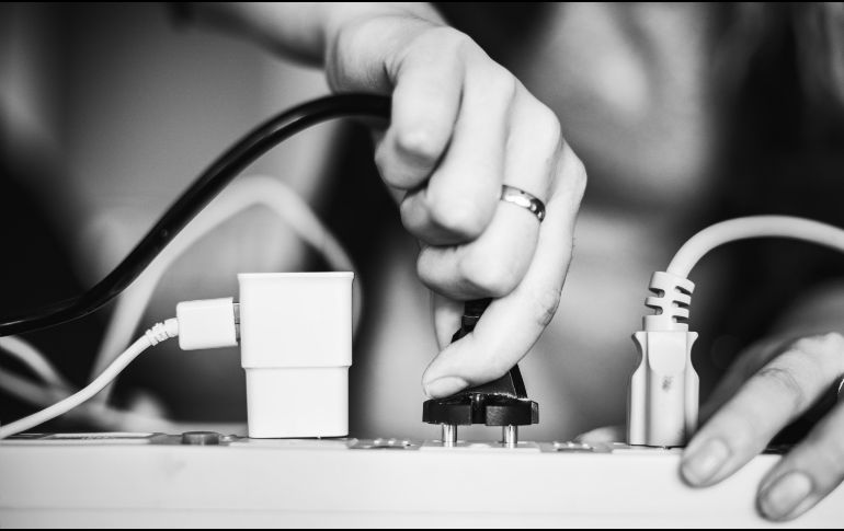 Un apagón eléctrico puede ocasionar daños en tus dispositivos sino realizas las medidas recomendadas ESPECIAL / FREEPIK