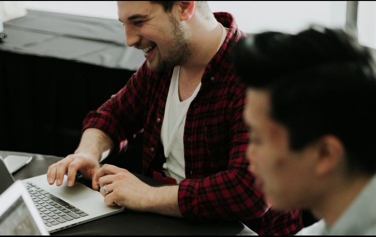 Buscar oportunidades de crecimiento y desarrollo puede hacer que nuestra relación con el trabajo sea más fructífera. ESPECIAL/ Foto de Priscilla Du Preez 🇨🇦 en Unsplash