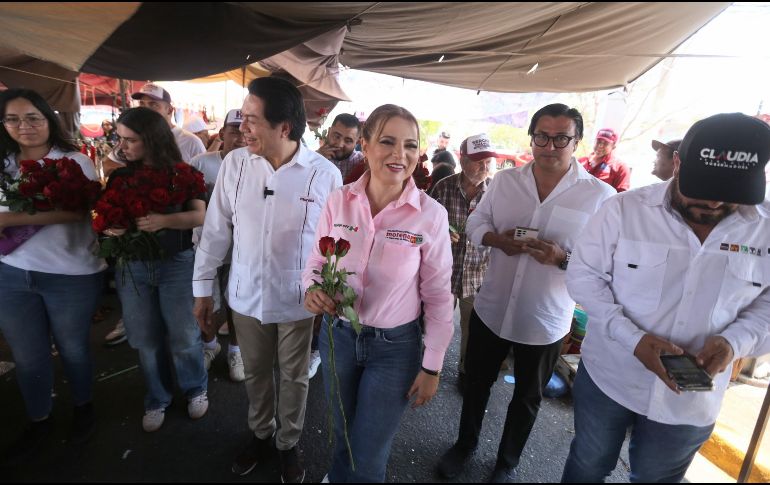 Durante su recorrido por el Centro Histórico, aprovecharon para conmemorar y celebrar a la madres tapatías en el marco del 10 de mayo entregado rosas. ESPECIAL