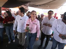 Durante su recorrido por el Centro Histórico, aprovecharon para conmemorar y celebrar a la madres tapatías en el marco del 10 de mayo entregado rosas. ESPECIAL