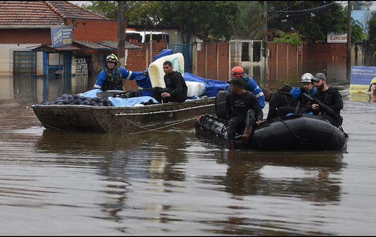 Integrantes del Ejercito brasileño y equipos de la Fuerza Nacional del Sistema Único de Salud navegan con equipos hospitalarios y medicamentos rescatados de un hospital afectado por las inundaciones. Xinhua/Lucio Tavora