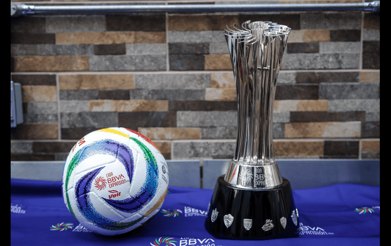 Dicho premio que tiene un peso cerca de los siete kilos 800 gramos será entregado en el Estadio Jalisco cuando se dispute el partido de Vuelta. EL INFORMADOR / H. Figueroa