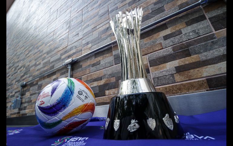 Dicho premio que tiene un peso cerca de los siete kilos 800 gramos será entregado en el Estadio Jalisco cuando se dispute el partido de Vuelta. EL INFORMADOR / H. Figueroa