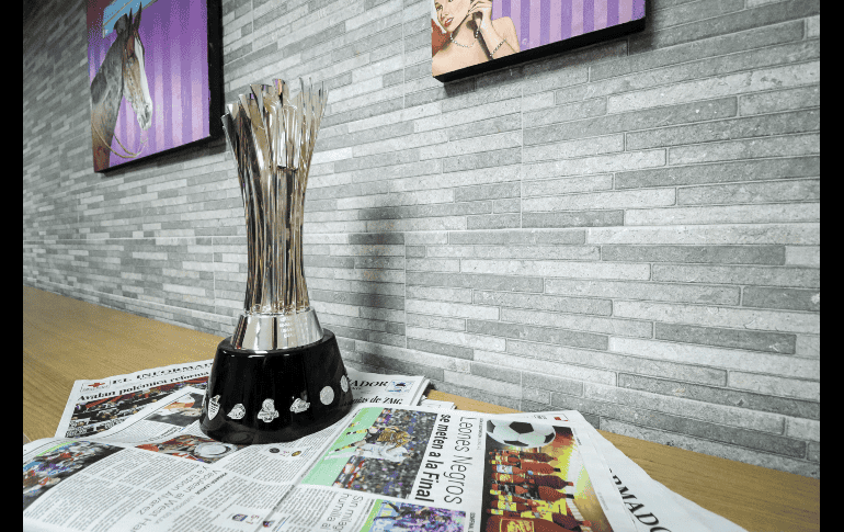 Dicho premio que tiene un peso cerca de los siete kilos 800 gramos será entregado en el Estadio Jalisco cuando se dispute el partido de Vuelta. EL INFORMADOR / H. Figueroa