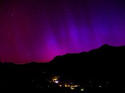 Una tormenta solar inusualmente potente que azota la Tierra dejó intensos espectáculos de color en los cielos del hemisferio norte en la madrugada de hoy. EFE / J. C. Bott