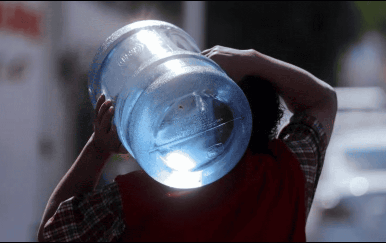 La demanda de agua purificada creció un 100 por ciento en diversos sectores de la ciudad, lo que aparentemente generó estragos para las embotelladoras. EL INFORMADOR/ARCHIVO