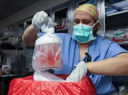 Especialista en prácticas de enfermería, saca el riñón de cerdo de su caja para prepararlo para el trasplante en el Hospital General de Massachusetts, el 16 de marzo de 2024, en Boston. AP/ARCHIVO