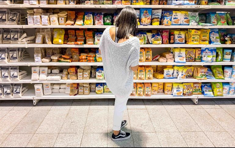 En los supermercados del país es posible ver pasillos repletos de comida diseñada para maximizar las ganancias de las empresas productoras a costa de su calidad nutrimental. EFE/Archivo
