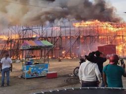 Al empezar el incendio la gente que ya estaba ocupando sus lugares empezó a bajar y a salir del ruedo mientras que el fuego empezaba a tomar fuerza. ESPECIAL