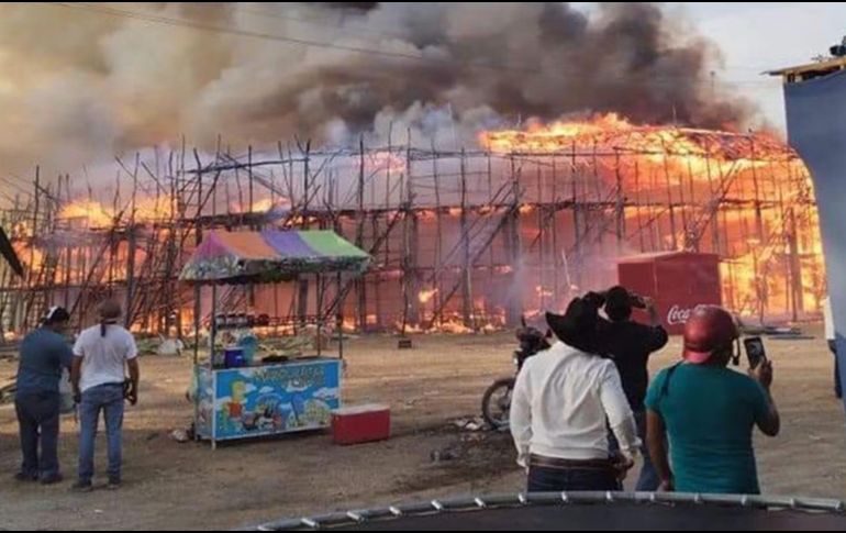 Al empezar el incendio la gente que ya estaba ocupando sus lugares empezó a bajar y a salir del ruedo mientras que el fuego empezaba a tomar fuerza. ESPECIAL