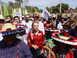 La abanderada de la alianza Morena, PT, PVEM, Futuro y Hagamos primeramente participó en un ritual de presentación en la comunidad de “Las Latas”, con el fin de realizar un acercamiento con los pueblos originarios, sus ancestros y los cuatro elementos. CORTESÍA