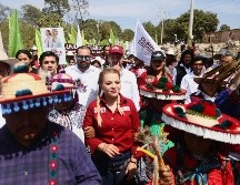 La abanderada de la alianza Morena, PT, PVEM, Futuro y Hagamos primeramente participó en un ritual de presentación en la comunidad de “Las Latas”, con el fin de realizar un acercamiento con los pueblos originarios, sus ancestros y los cuatro elementos. CORTESÍA