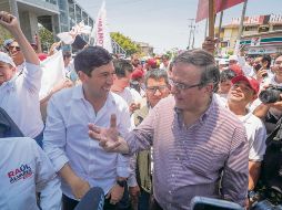 “Kuma” y Ebrard, durante la pega de calcas en Arcos de Zapopan. ESPECIAL