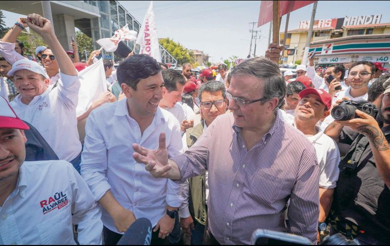 “Kuma” y Ebrard, durante la pega de calcas en Arcos de Zapopan. ESPECIAL