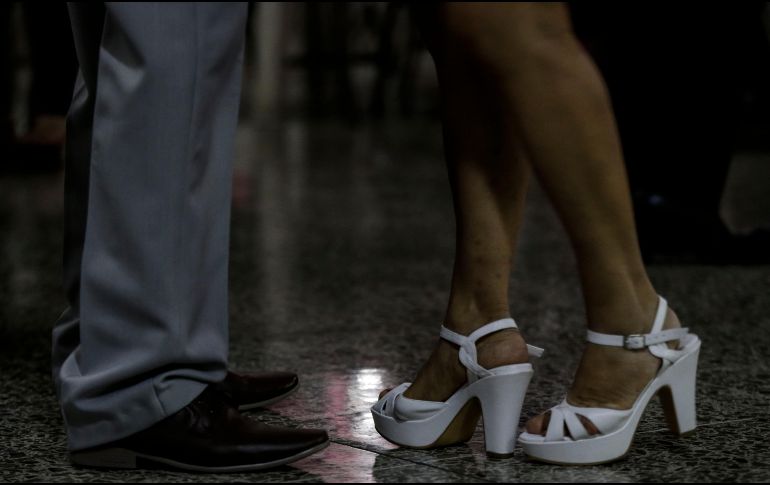 La rodilla es la articulación más grande de todo el cuerpo, ya que une el fémur con la tibia, y se compone de ligamentos que dan estabilidad, mientras que los meniscos soportan carga axial, entre otras funciones. EL INFORMADOR / ARCHIVO