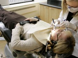 Si a pesar de la higiene, el mal aliento continúa, es importante visitar a un profesional de la salud. AP / ARCHIVO