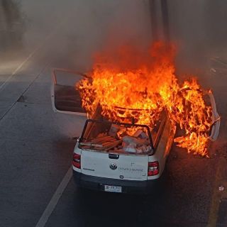 Reportan vehículo en llamas sobre López Mateos