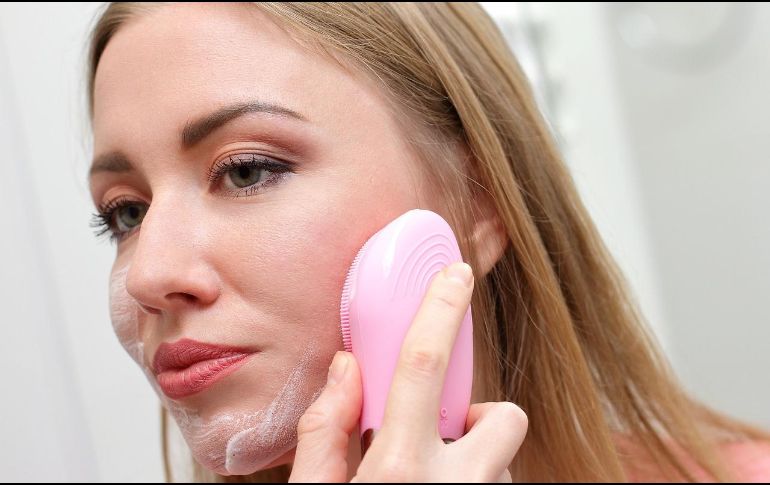 Antes de tocar tu rostro o aplicar cualquier producto, lava tus manos para evitar transferir bacterias a la piel. Pixabay.