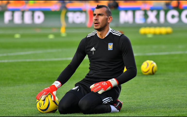 A final de cuentas el chiste de utilizar un láser durante el Clásico Regio le salió muy caro a Nahuel Guzmán. IMAGO7/ J. A. Ovalle.