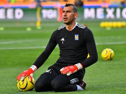 A final de cuentas el chiste de utilizar un láser durante el Clásico Regio le salió muy caro a Nahuel Guzmán. IMAGO7/ J. A. Ovalle.