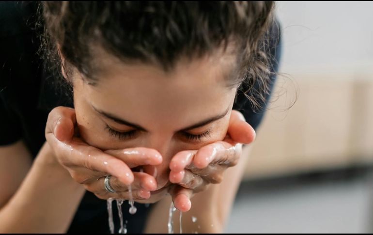 Recuerda que una buena una limpieza de tu rostro antes de dormir, mejora la absorción de los ingredientes que vayas a aplicar posteriormente con tu sérum y crema hidratante. Pexels