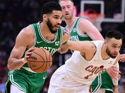 Jayson Tatum suma dos juegos en fila anotando más de 30 puntos. AP/D. Dermer