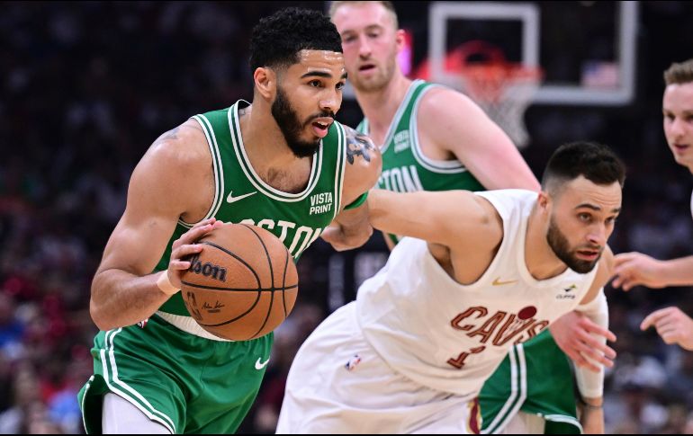 Jayson Tatum suma dos juegos en fila anotando más de 30 puntos. AP/D. Dermer