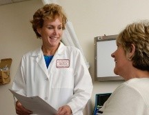 La herramienta permite a los médicos grabar y resumir automáticamente los puntos clave de la consulta. UNSPLASH / NCI