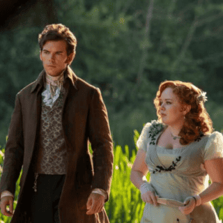 Nicola Coughlan y Luke Newton rompieron muebles en sus escenas candentes