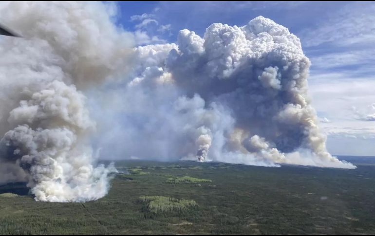 El incendio abarca 84 kilómetros cuadrados. ESPECIAL / THE CANADIAN PRESS/ AP