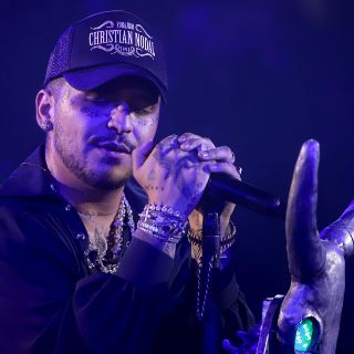 Christian Nodal asegura que se arrepiente de cambiar sus dientes por diamantes