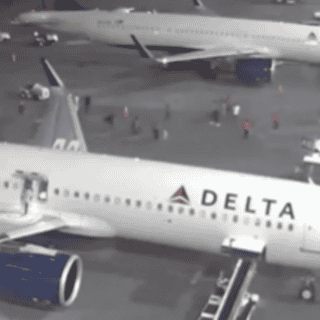 Avión de Delta AirLines se incendia al aterrizar en Seattle