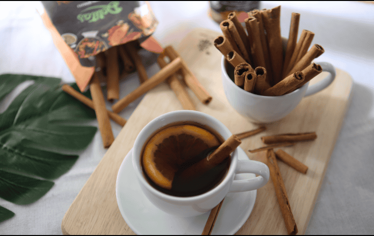 La preparación del té de canela es sencilla y se puede adaptar a diferentes preferencias. Canva