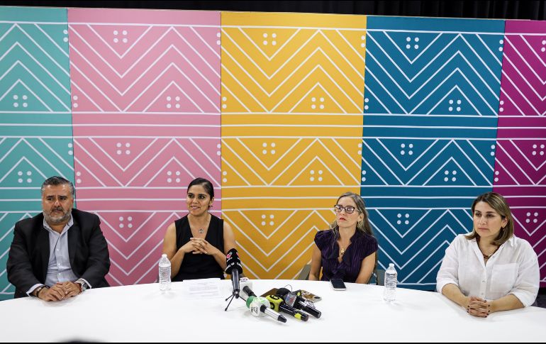 La consejera presidenta, Paula Ramírez (tercera de izq a der), lamentó la decisión de Barrera, pues implicó diversos esfuerzos y recursos institucionales para llevar a la ciudadanía jalisciense información valiosa sobre las propuestas que ofrecen los candidatos. EL INFORMADOR / H. Figueroa