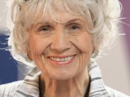La autora canadiense sonríe mientras recibe su premio Man Booker International, el 25 de junio de 2009. AFP