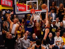 Jokic clava el balón en el último cuarto del juego. Los Nuggets, que perdieron los dos primeros encuentros, ahora está a uno de avanzar a la final del Oeste. EFE/J. Edmonds