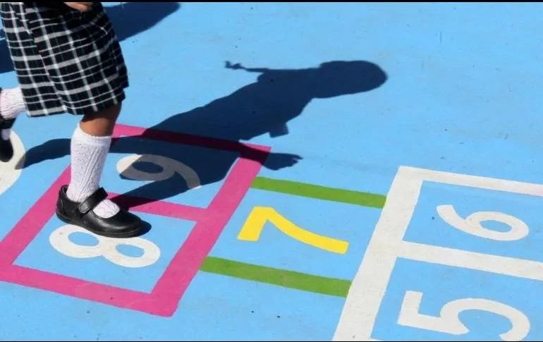 Los maestros no solo enseñan las materias establecidas, son también personas que nos enseñan sobre la vida. EL INFORMADOR/ Archivo