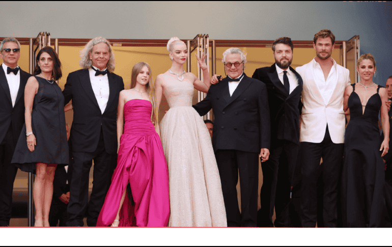 Los actores posaron junto al director de la película, George Miller, y el resto del equipo de 'Furiosa'. ESPECIAL / X / @Festival_Cannes